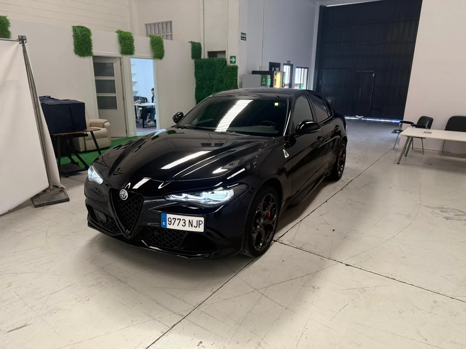 3/4 delantero del coche, a poder ser con la firma Quadrifoglio (el trébol) visible