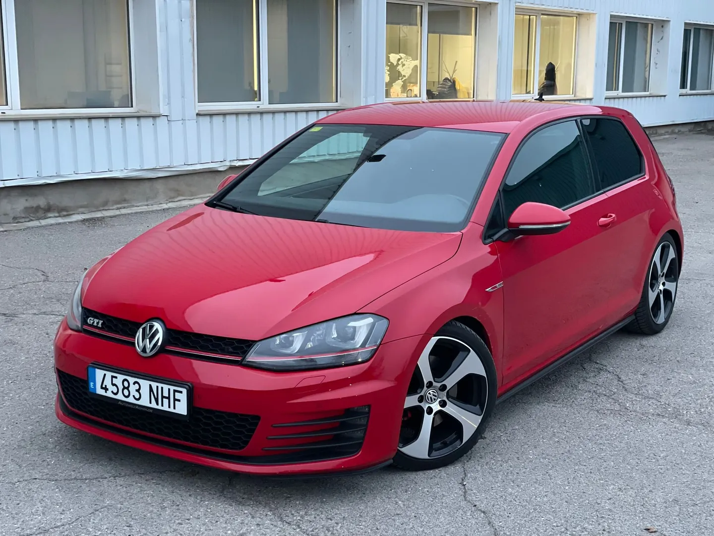 3/4 delantero, que se vean los detalles GTI (rejilla roja, llantas)