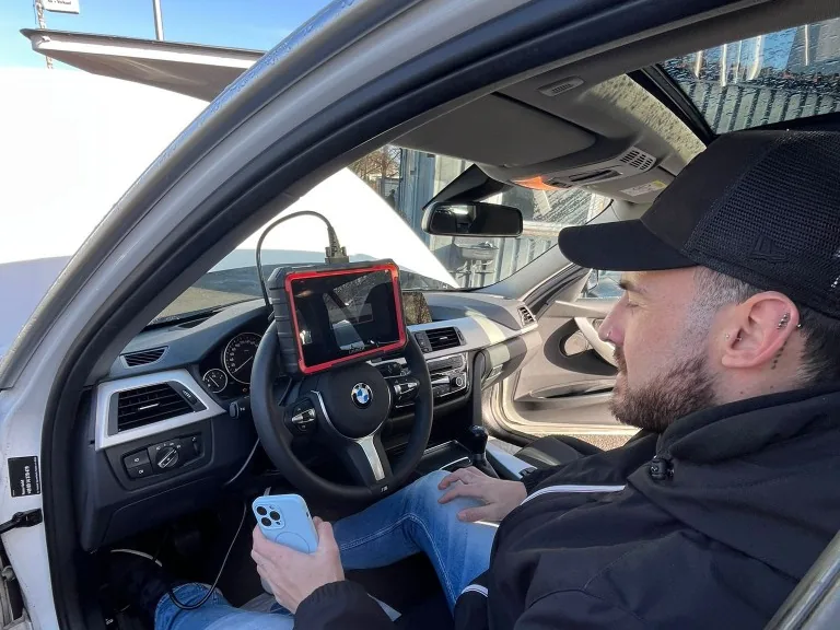 Rodrigo revisando un coche en Alemania